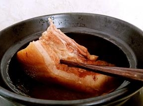 肉也已经煲好了，用筷子轻松插透，这个时候调入盐4克，断火进行腌制。
