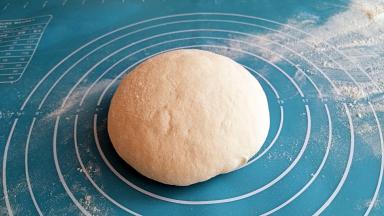 发酵后的面团取出用力排气。