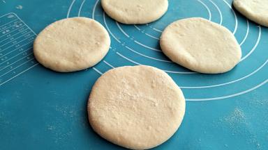 用擀面杖轻轻擀开，成火烧生胚。