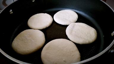 生胚放进锅中，用小火烙。