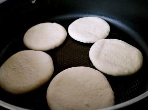 生胚放进锅中，用小火烙。