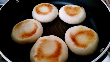 大约6分钟左右，烙至两面成金黄色就可以断火。