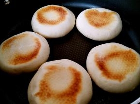 大约6分钟左右，烙至两面成金黄色就可以断火。