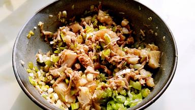 加入半勺卤肉汤汁拌匀。