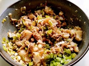 加入半勺卤肉汤汁拌匀。