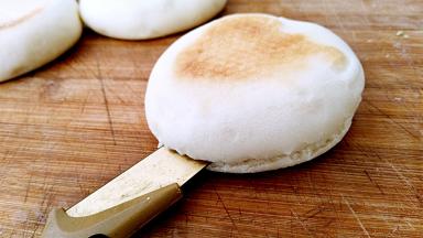 火烧用刀轻轻划口。