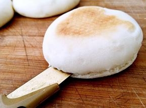 火烧用刀轻轻划口。