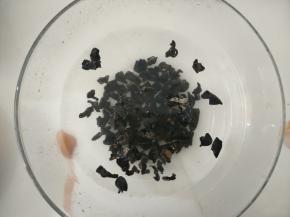 木耳提前泡发3小时左右。