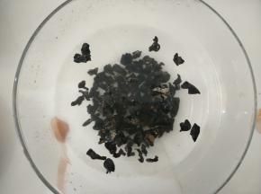 木耳提前泡发3小时左右。