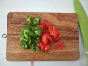 青红椒切小块。