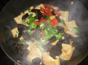 煮沸后加入木耳、青红椒。