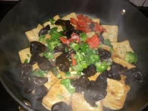 继续加入盐、白糖和料酒调味炒匀。