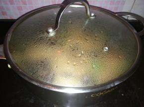 盖上锅盖大火焖制2-3分钟即可出锅。