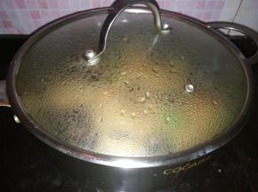 盖上锅盖大火焖制2-3分钟即可出锅。