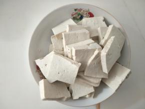 北豆腐切厚片，葱切葱花。