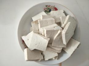 北豆腐切厚片，葱切葱花。