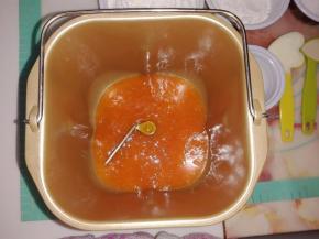 面包机桶里放入柿子汁。