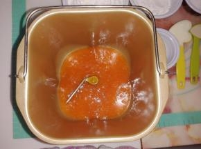 面包机桶里放入柿子汁。