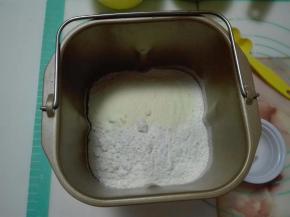 再依次加入主料中除黄油外的固体材料。