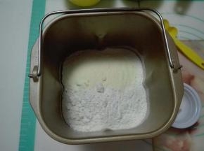 再依次加入主料中除黄油外的固体材料。