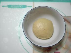 启动和面程序，抒成光滑面团时加入黄油继续揉到完全扩展阶段，放入碗中进行第一次发酵。