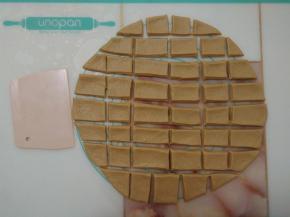 用刮板随意的切成小方块。