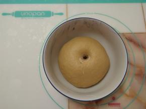 发酵至2倍大左右，用手指沾面粉在面团中间戳一个洞，洞略微回缩后呈锥形静止不动，表示发酵好了。