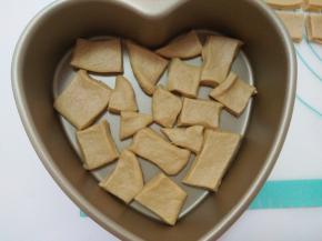 在模具底部排列一些方块面团。