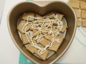 在面团上面挤上一些沙拉酱。