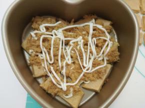 在肉松上挤上一些沙拉酱。