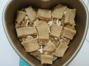 排列上第二层方块面团。