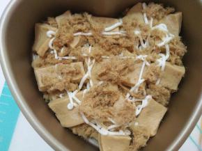 重复9—11的步骤。最后在表面撒上肉松，挤上沙拉酱。