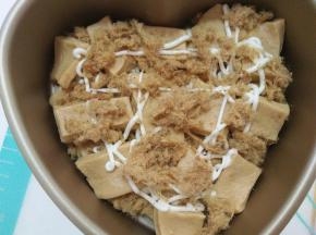 重复9—11的步骤。最后在表面撒上肉松，挤上沙拉酱。