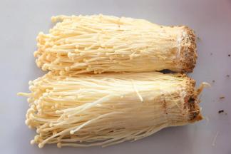 金针菇去掉根部，清洗干净。