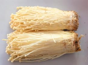 金针菇去掉根部，清洗干净。