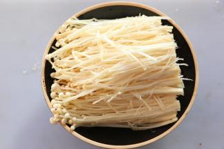 将金针菇放入盘中。