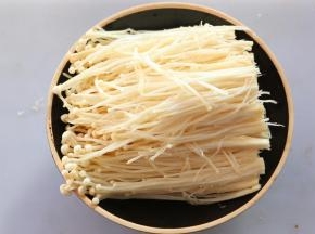将金针菇放入盘中。