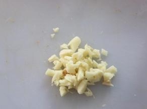 蒜切成末。