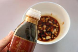 将蒜末、小米椒、蚝油、酱油、鸡精、盐调成料汁。