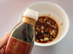 将蒜末、小米椒、蚝油、酱油、鸡精、盐调成料汁。