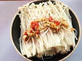 将调好的料汁一半淋在金针菇上
