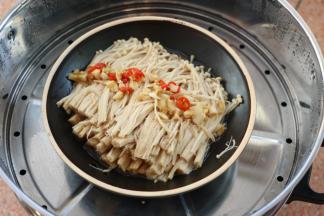 水开后，将盘子放入锅中，盖上锅盖。