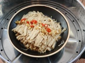 水开后，将盘子放入锅中，盖上锅盖。