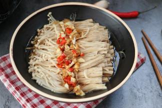 蒸熟后，取出盘子，倒去多余的水分，再淋入剩下的料汁，搅拌均匀即可食用了。