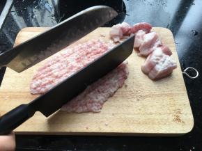 先把五花肉剁馅儿，越细越好，用刀剁的绝对比机器打出来的好吃