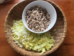 香菇和白菜洗净后也稍微切细