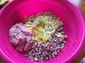 剁好的肉馅儿和香菇白菜混合一起外加鸡蛋，加入盐和胡椒粉鸡精一起搅拌均匀上劲道