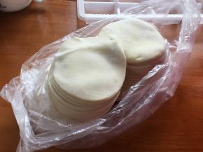 准备饺子皮，也可以自己制作饺子皮