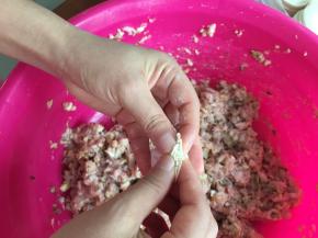 两个手把口捏住直接往中间捏紧即可，这个办法非常适合不会包饺子的人，而且包出来也挺漂亮的