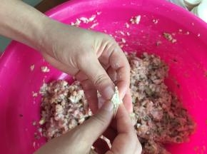 两个手把口捏住直接往中间捏紧即可，这个办法非常适合不会包饺子的人，而且包出来也挺漂亮的